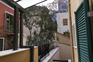Επιπλωμένο διαμέρισμα στα Εξάρχεια, κοντά στην Ιπποκράτους