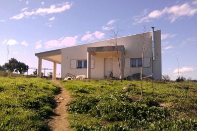 Κατοικία μέσα σε κτήμα κοντά στο Αλιβέρι Ευβοίας